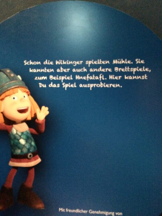 Natürlich führt Wiki die Kinder durch die Ausstellung.