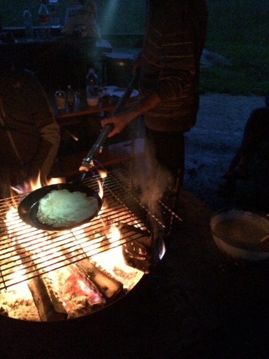 Es regnet, wir backen trotzdem Pfannkuchen. Mit einer 100-Meter-Pfannenstiehlverlängerung. Wozu hat man schließlich Ingenieure als Freunde.