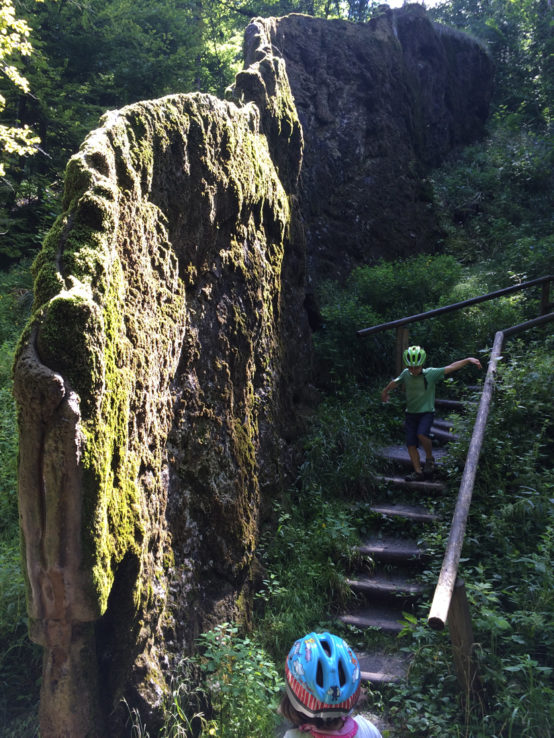 Bei Usterling schaut man sich kurz den „Wachsenden Felsen“ an. Oben auf dem Felskamm fließt ein süßes, kleines Bächlein. Wunder der Natur!