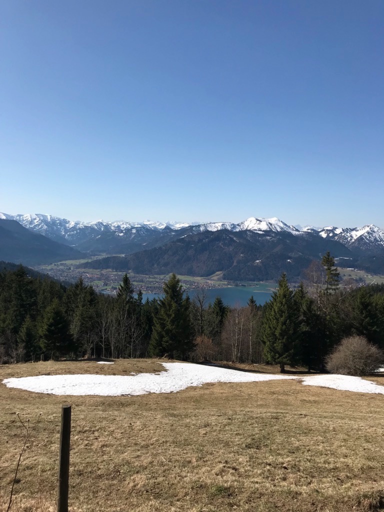 Geheimtipp! Kurz vor dem Berggasthof steht eine kleine Kapelle. Dort rechts runter hinter das Gebüsch. Da steht eine Bank, wo man seine Ruhe und diesen Ausblick hat.