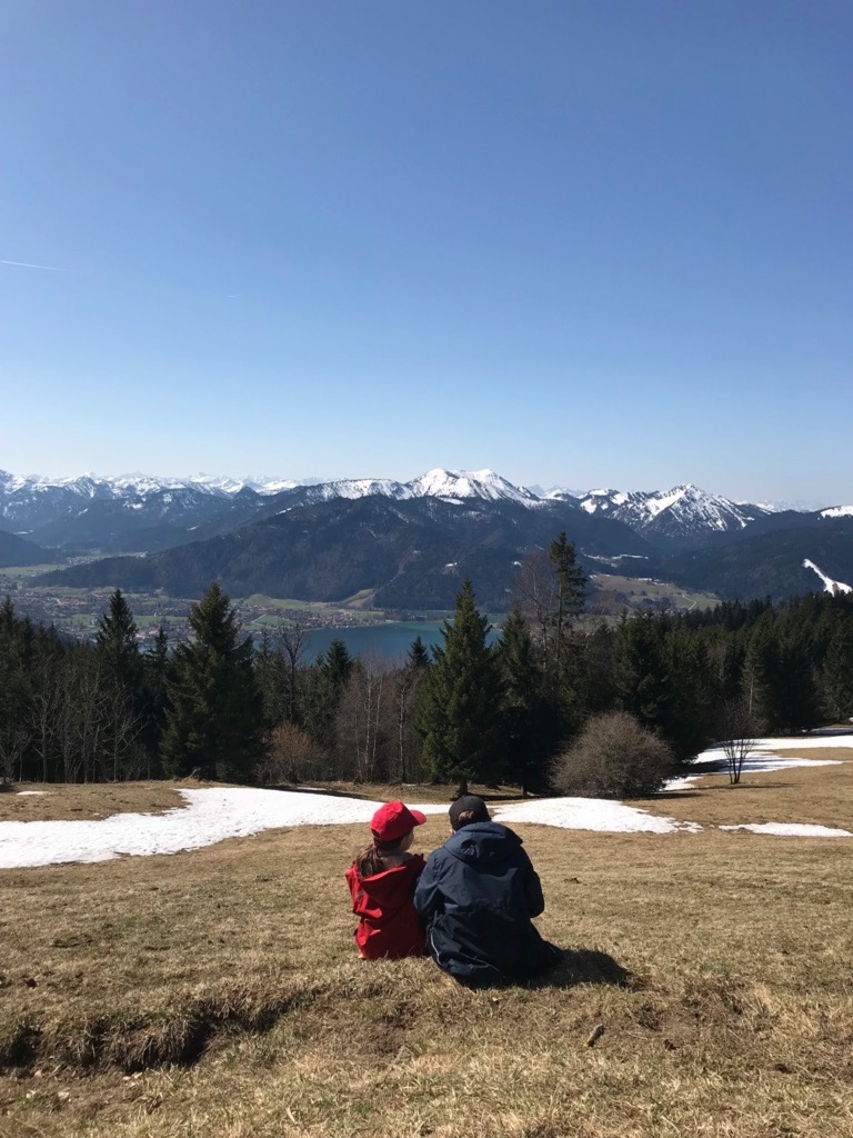 Ich ziehe meine Wanderschuhe aus, die Kinder entfernen sich ein bisschen von der Bank.