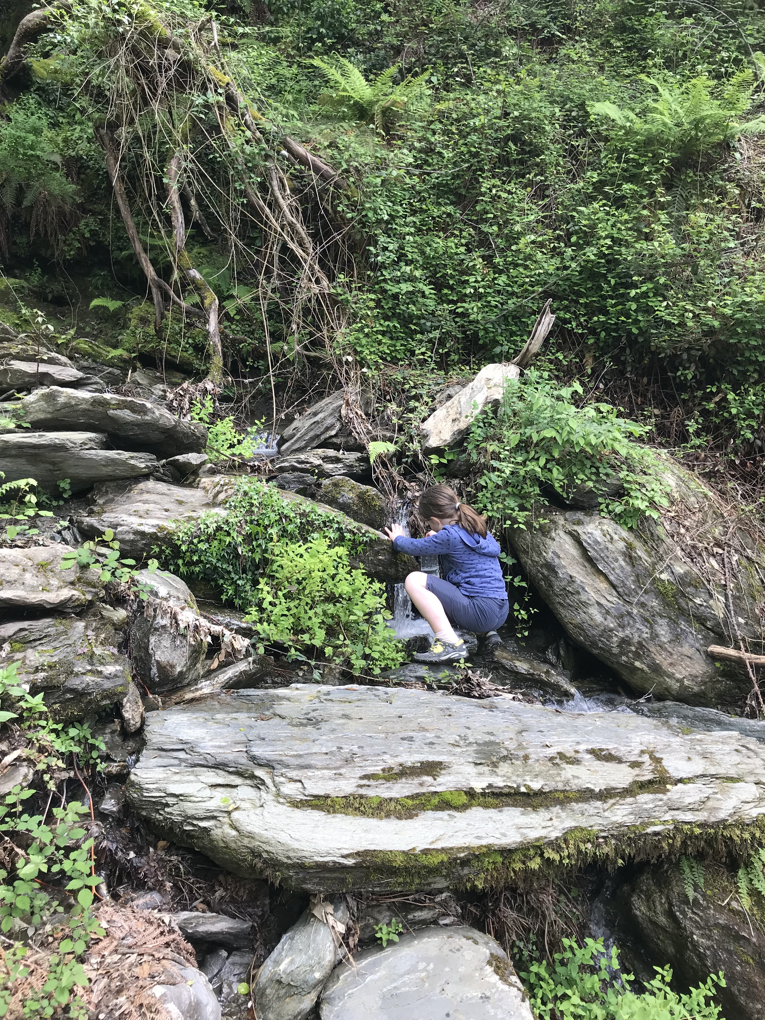 Bergab müssen wir Wasser nachfüllen. Meine Schuld. Ich hab den Proviantrucksack vergessen. Deshalb gab es am Gipfel auch nur Hefezopf, den die Kinder noch zufällig im Rucksack hatten.